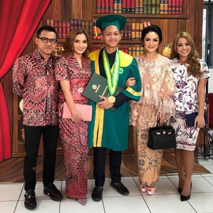 Adem banget nggak sih lihat pemandangan begini di wisudanya Azriel Hermansyah?