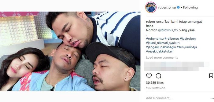 Ayu Ting Ting, Ruben Onsu, Ivan Gunawan, dan Wendy Cagur foto bareng.