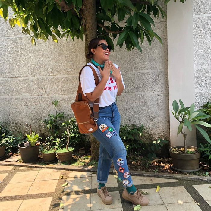 Okky Lukman kenakan kaos putih dipadukan dengan celana jins