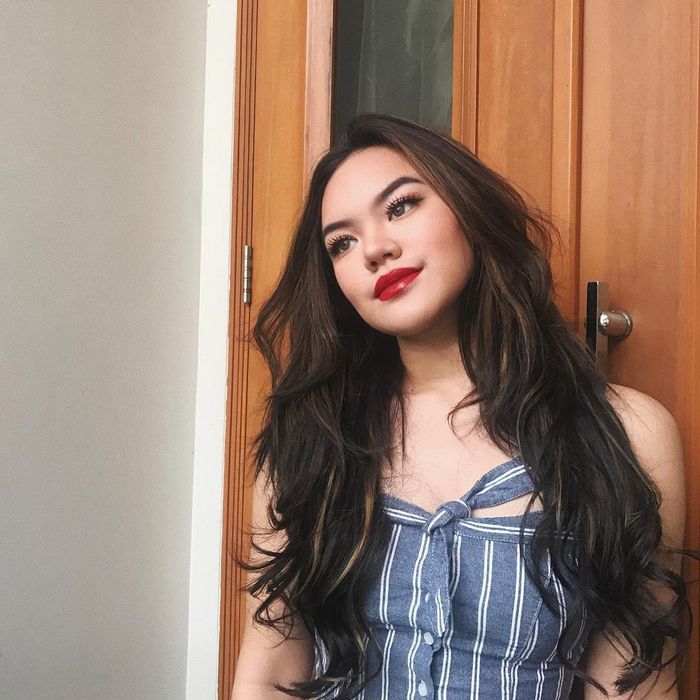 Shafa Harris dengan lipstik warna merah terang