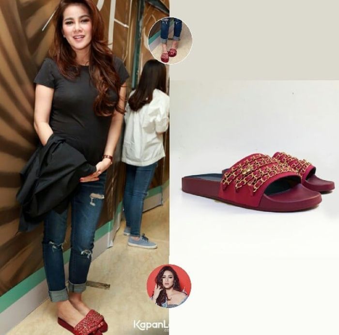 Olla Ramlan mengenakan sandal koleksi dari brand Chanel.