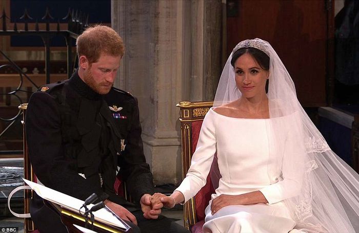 Prince Harry terlihat mengusap tangan Meghan dengan ibu jarinya