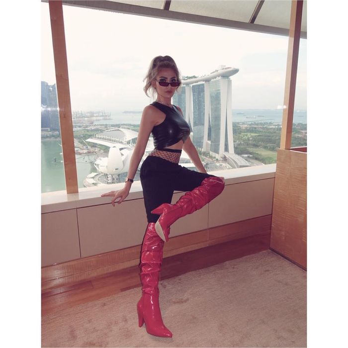 Jessica Iskandar dengan penampilannya yang memikat