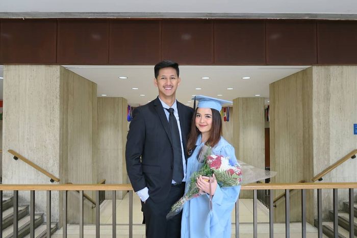 Randi Bachtiar mendampingi Tasya Kamila saat wisuda