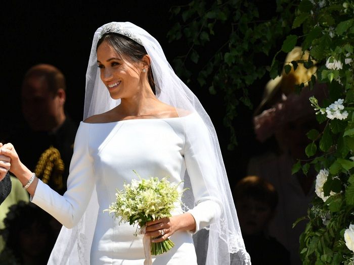 Meghan Markle tampak cantik dengan gaun dan buket pengantin sederhana