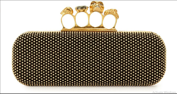 Ini clutch bag rancangan Alexander McQueen yang diklaim sama-sama dimiliki oleh Agnez Mo dan Cinta Laura.