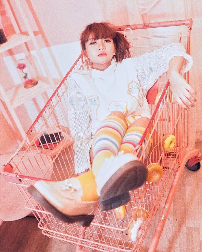 Ghea Indrawari tampil dengan blouse laser cut yang memiliki aksen embroidery