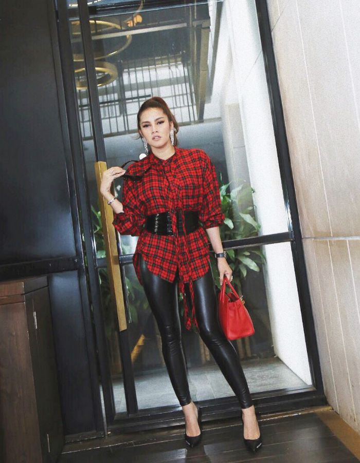 Olla Ramlan sering terlihat memadukan berbagai fashion item keren pada setiap penampilannya