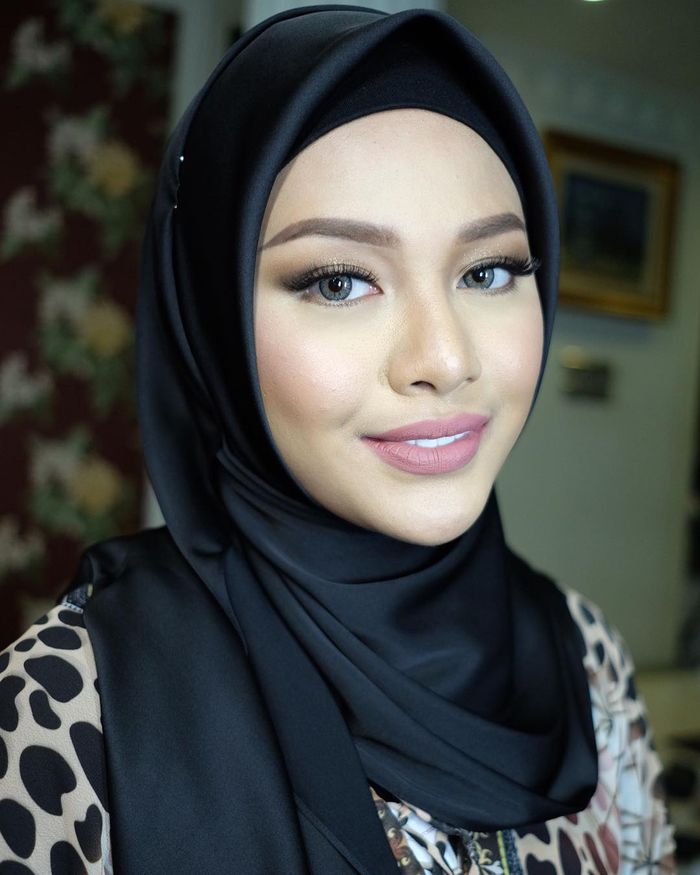 Aurel terlihat mengenakan hijab berwarna hitam