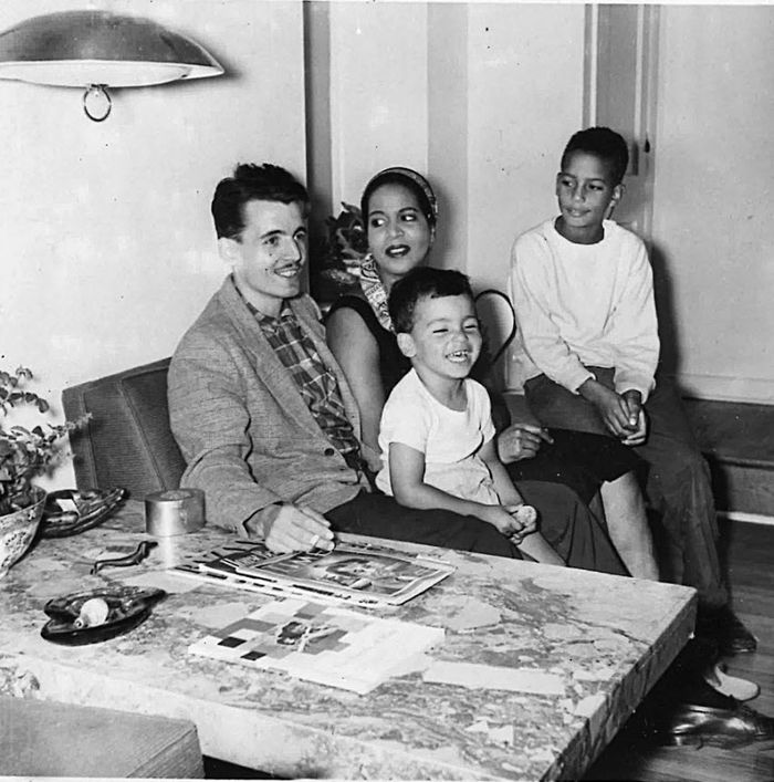 Friedrich, Elinor, bersama dengan kedua anak mereka, Stephen dan Chris.