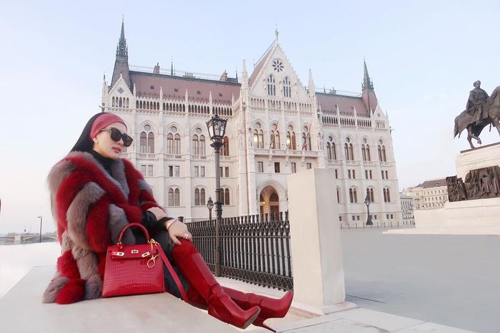 Syahrini juga sempat terlihat mengenakan ikat pinggang dengan harga yang nggak main-main!