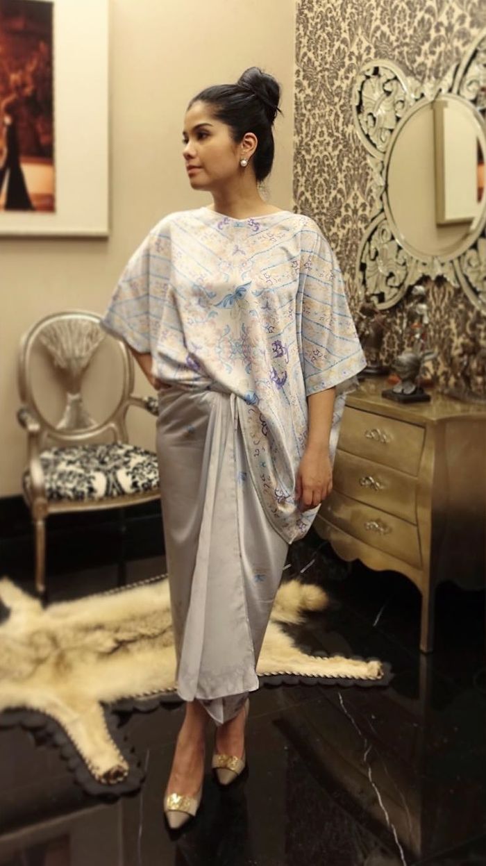 Annisa Pohan dengan  oversize sleek blouse bersama kain lilit