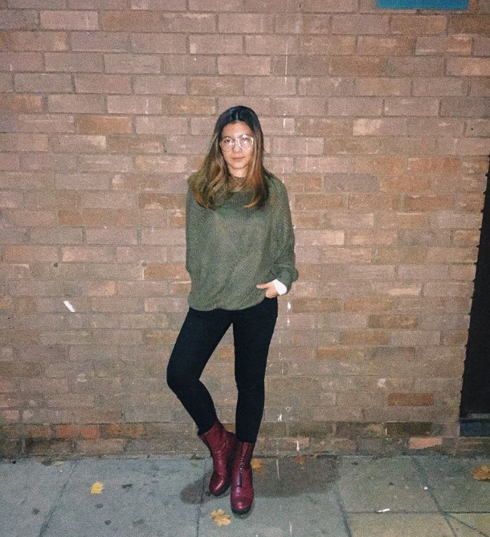 Shaloom mengenakan ankle boots dengan detail zipper