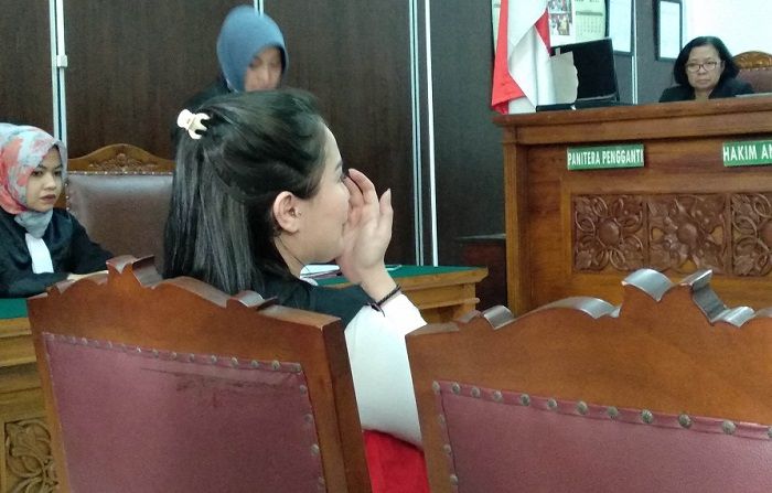 Jennifer Dunn menangis saat mendengar tuntutan delapan bulan penjara yang dibacakan oleh Jaksa Penuntut Umum (JPU).