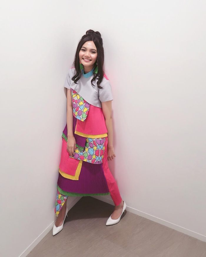 Penampilan nyentrik Rina Nose