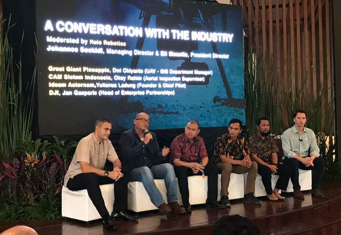 Diskusi mengenai sejauh mana teknologi drone membantu pekerjaan manusia.