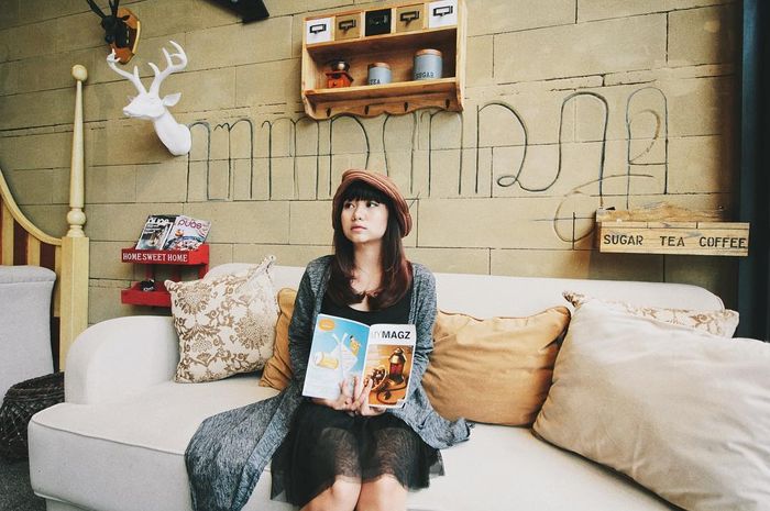 Ghea tampil dengan beret hat cokelat 