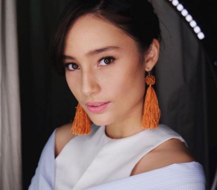 Tatjana Saphira dengan anting tasel berwarna mustard