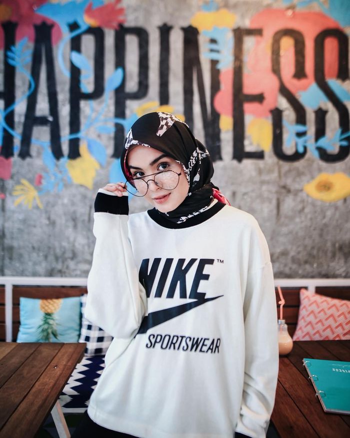 Vebby Palwinta tampak mengenakan oversized sweatshirt bernuansa warna putih