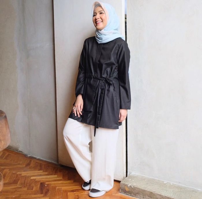 Natasha Rizky mengenakan hijab motif yang dipadukan dengan outfit monokrom
