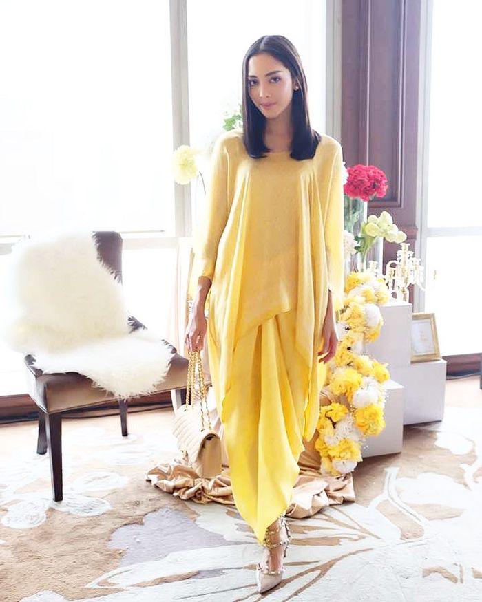 Ririn Dwi Ariyanti tampak stunning dalam balutan kaftan bernuansa kuning cerah