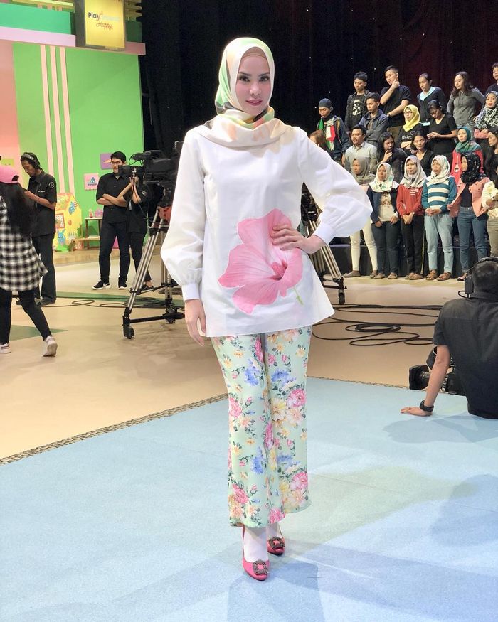 Angel Lelga dengan outfit floral