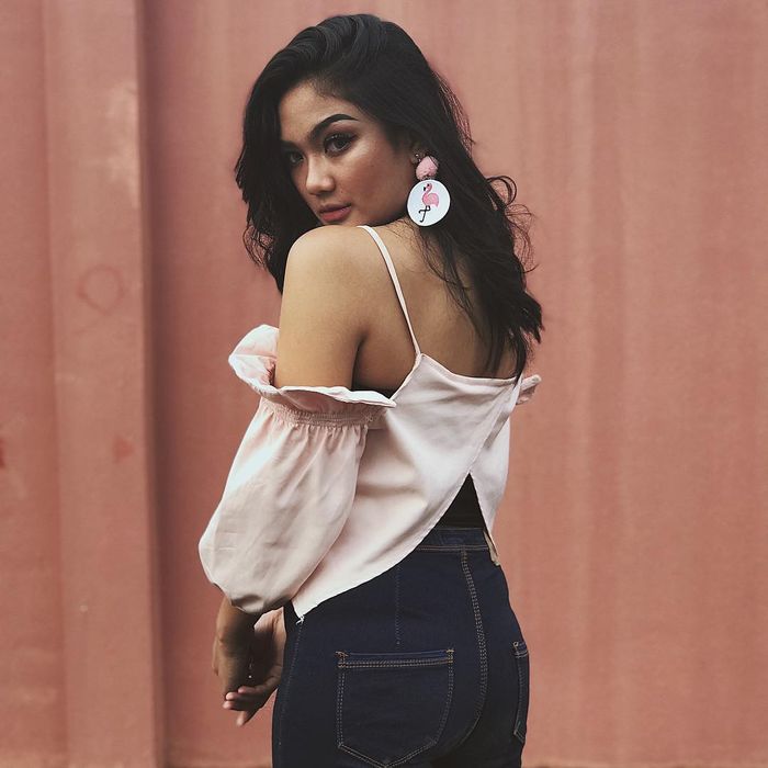 Marion Jola kerap memamerkan gayanya dengan busana-busana seksi dan modis