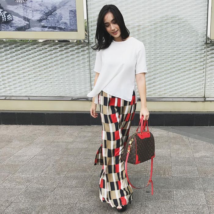 Tatjana Saphira sering mengenakan tas dari brand terkenal