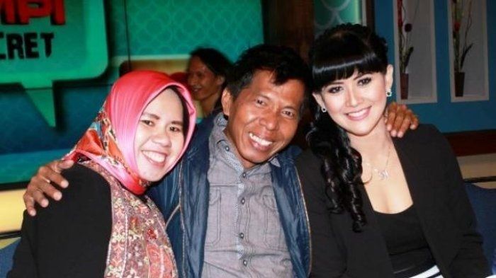 Kiwil dan kedua istrinya, Rochimah (kiri) dan Meggy Wulandari (kanan) saat dijumpai di gedung Trans 
