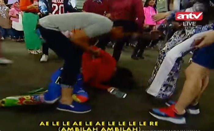 Dewi Perssik pingsan saat Live Pesbukers