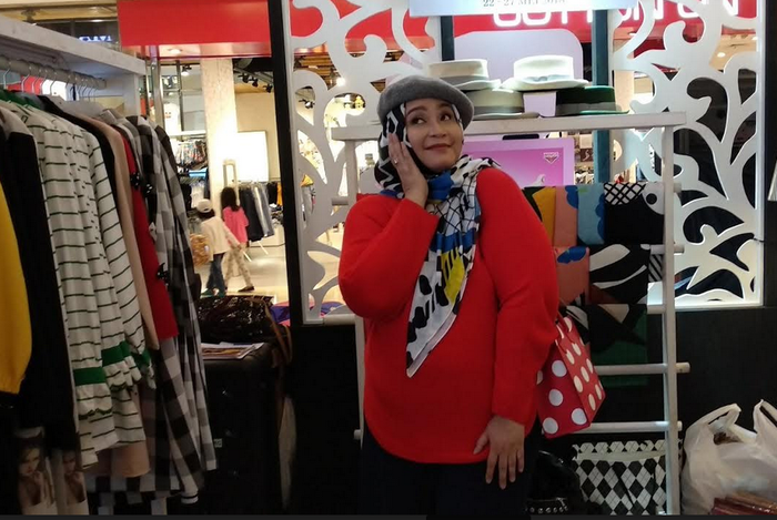 Hannie Hananto saat ditemui di booth koleksi busana miliknya di Fimela Fuschia Market. 
