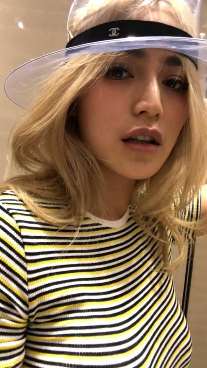 Penampilan Jessica Iskandar dengan topi transparannya