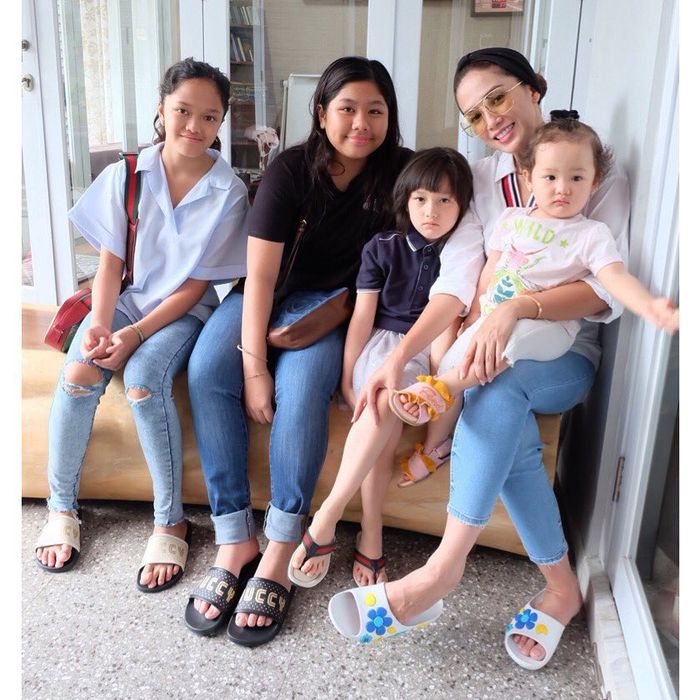 Ussy Sulistiawaty tampak sedang bersama anak-anaknya