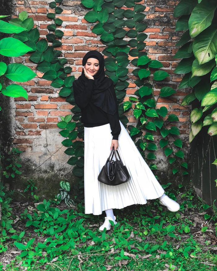 Zaskia Sungkar kerap memerkan gaya OOTDnya yang fashionable.