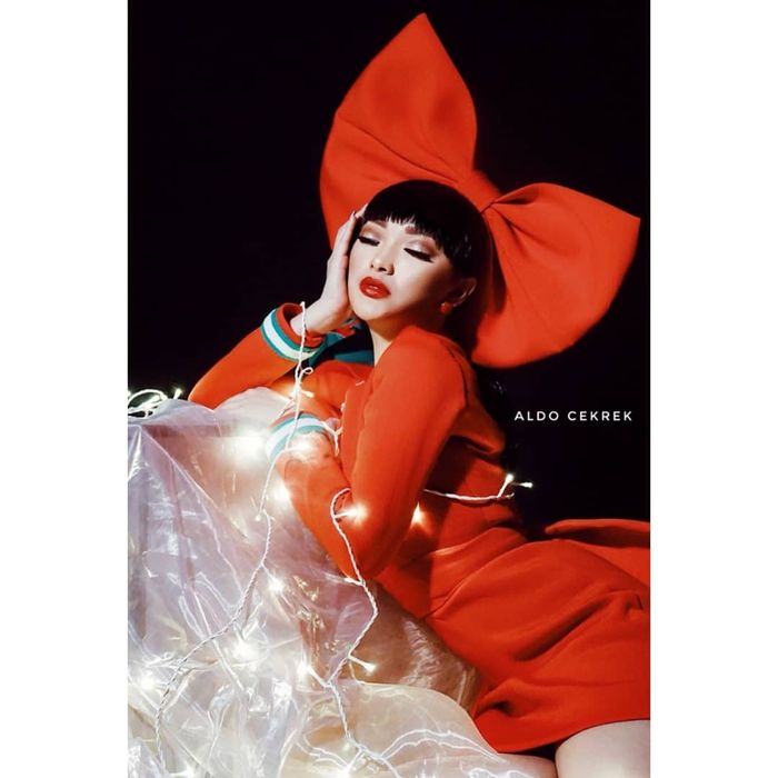 Zaskia Gotik mengenakan pita dengan ukuran yang besar 