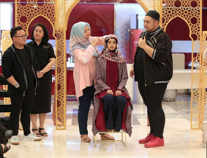 Talk show tentang tutorial hijab Mandjha by Ivan Gunawan di METRO Department Store pada Jumat (25/5/2018) di Plaza Senayan Jakarta Pusat.