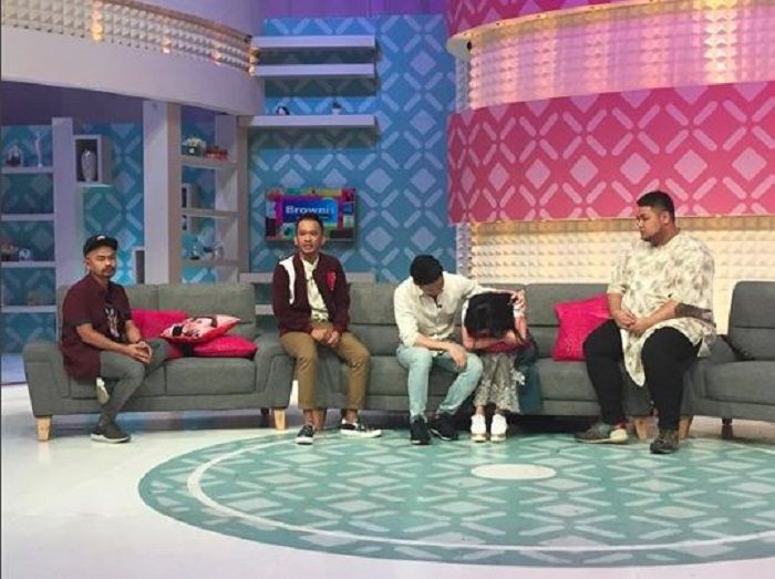 Dewi Perssik dan Angga Wijaya dipertemukan dalam acara Brownis yang dipandu oleh sahabat mereka, Ruben Onsu dan Ivan Gunawan.