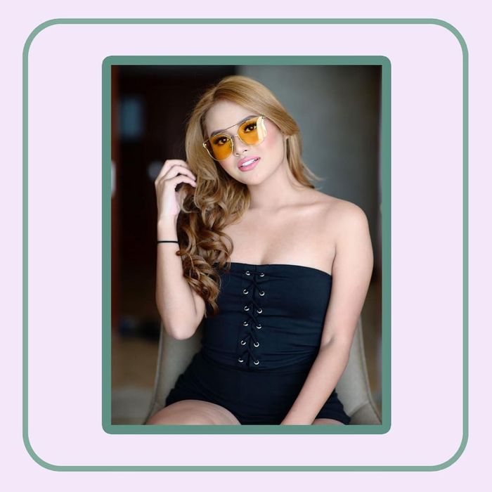 Aurel dengan busana strapless