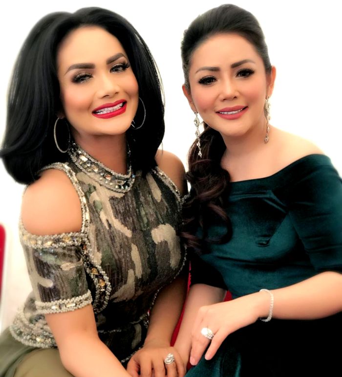 Penampilan Krisdayanti dan Kristina