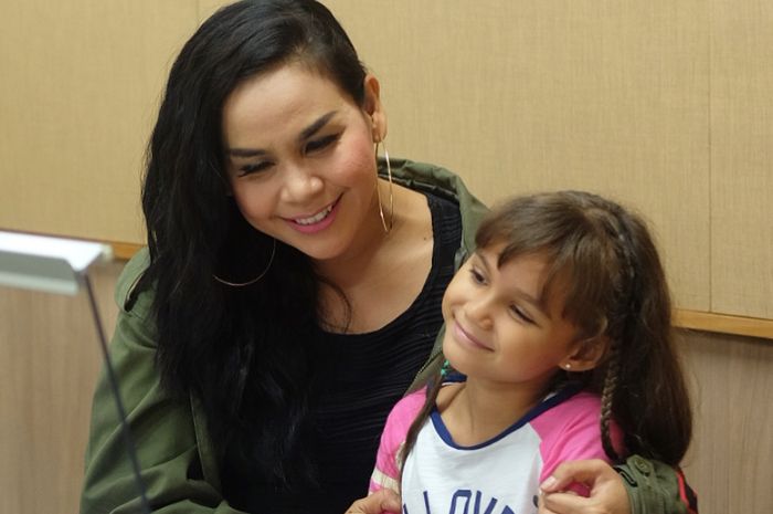 Kepoin gaya busana putri Melaney Ricardo yuk!