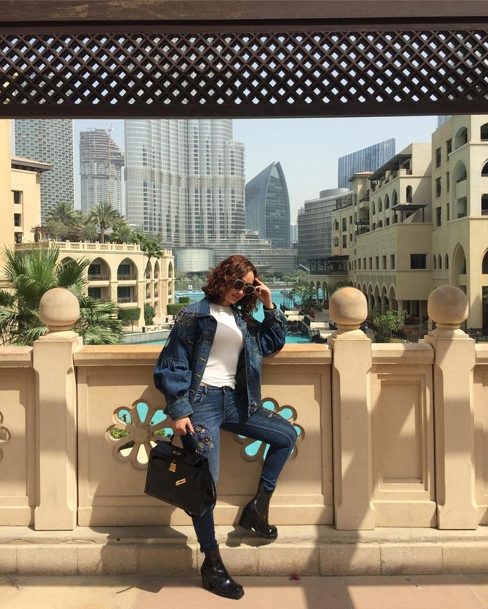 Zaskia Gotik dengan gaya denim on denim