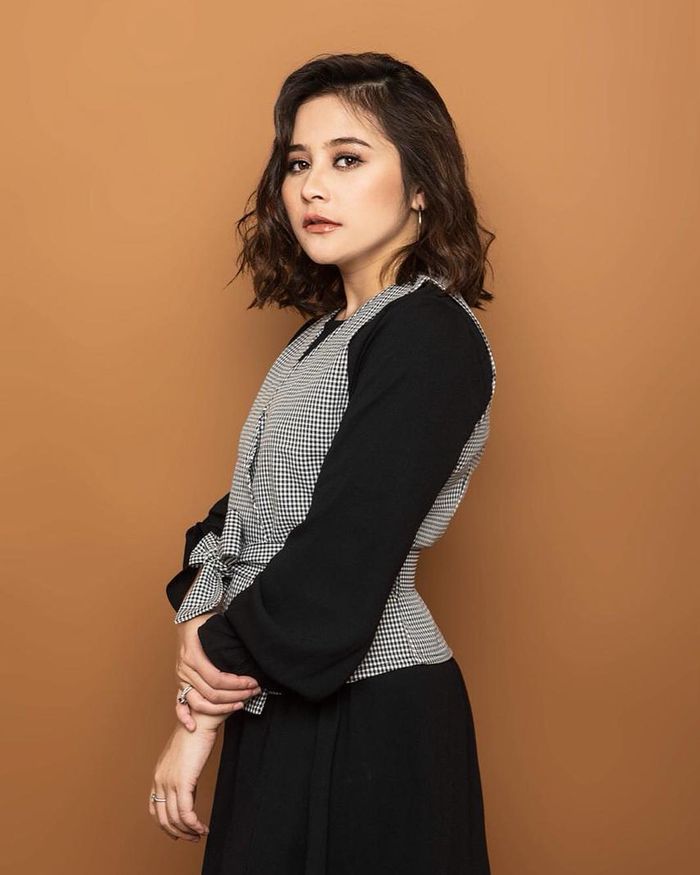 Prilly Latuconsina sering tampil cantik dengan berbagai paduan gaya busana yang stylish