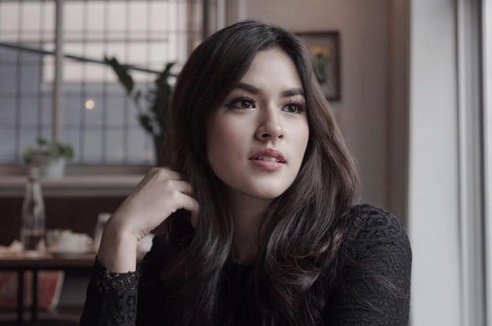 Gaya memikat ala Raisa dengan ruffle skirt