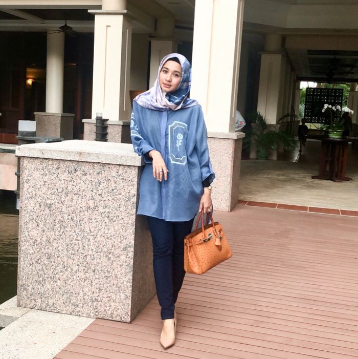Gaya kasual Laudya Cynthia Bella dengan hijab motif