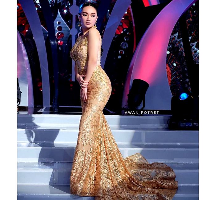 Pesona Zaskia Gotik dengan pas body dress