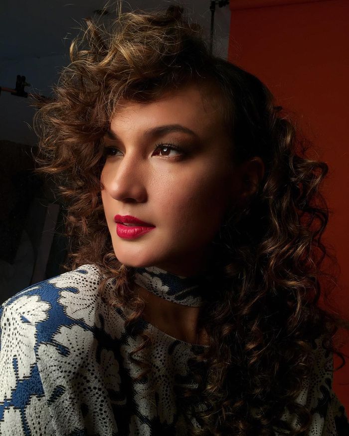 Nadine Chandrawinata kenakan makeup.