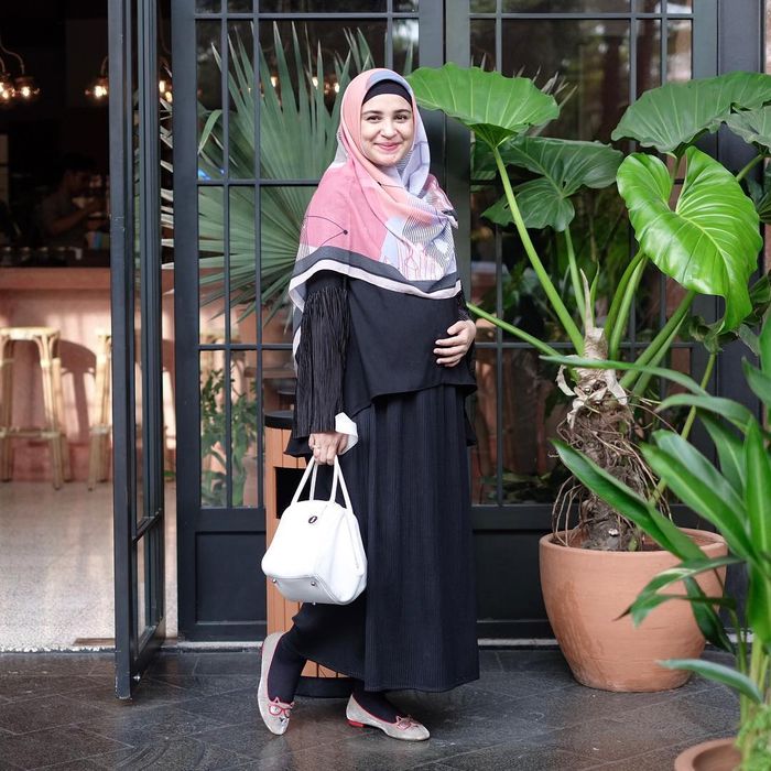 Shireen Sungkar tampil feminin dengan flat shoes