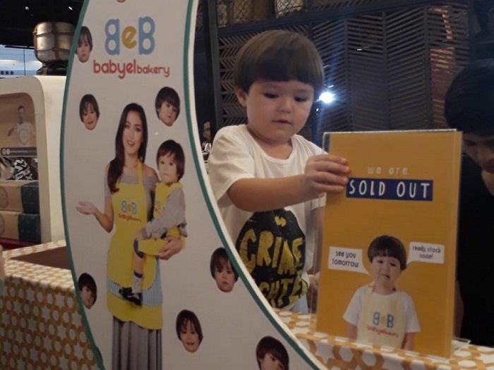 El Barack tiba-tiba mengeluarkan papan penunjuk 'sold out', padahal roti yang dijual masih tersedia. 