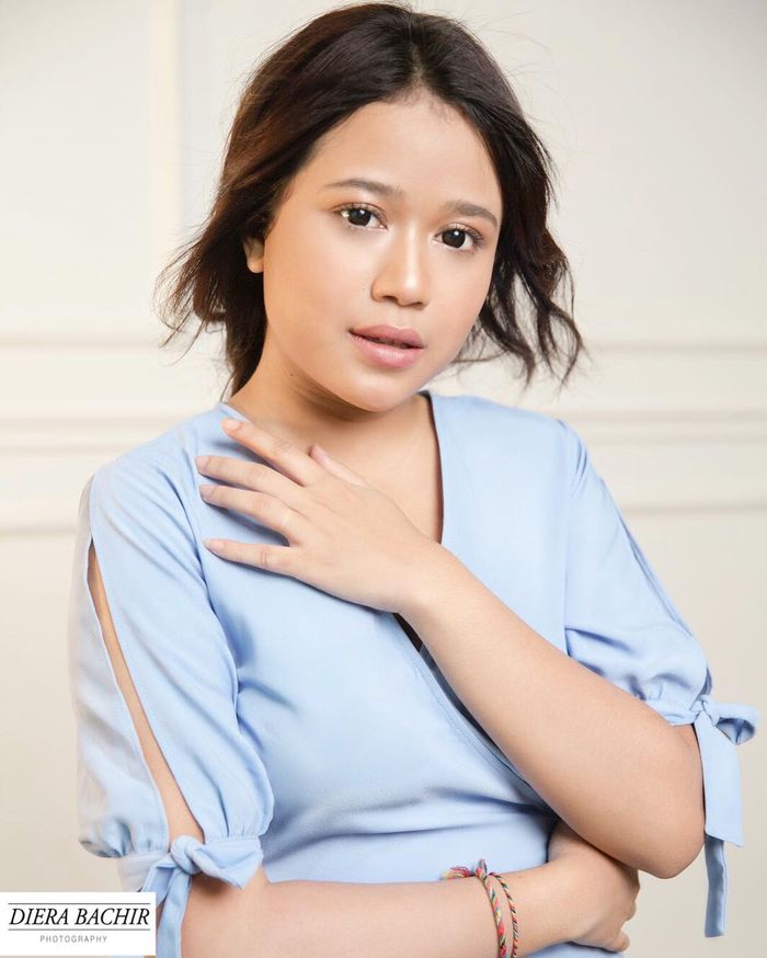 Bianca Jodie terlihat natural dengan makeup tipis 