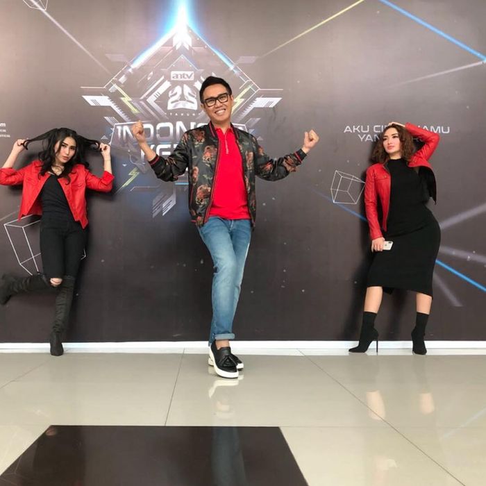 Ayu Ting Ting dan Zaskia Gotik kenakan jaket kulit berwarna merah